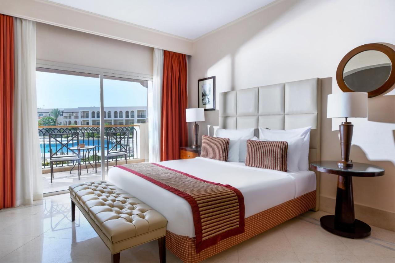 Jaz Mirabel Resort Sharm el-Sheikh Exterior photo A bedroom at the Hilton Sharm El Sheikh